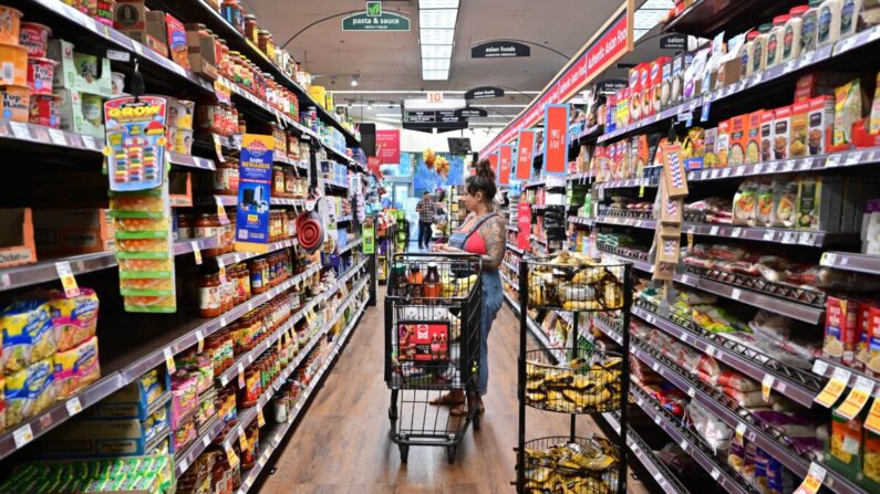 Una mujer hace la compra en un supermercado de Monterey Park, California, el 19 de octubre de 2022. (Frederic J. Brown/AFP vía Getty Images)
