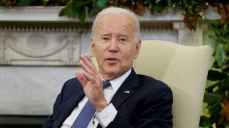 Admón. Biden otorga visas laborales a 65,000 extranjeros para ayudar a «cubrir necesidades de las empresas»