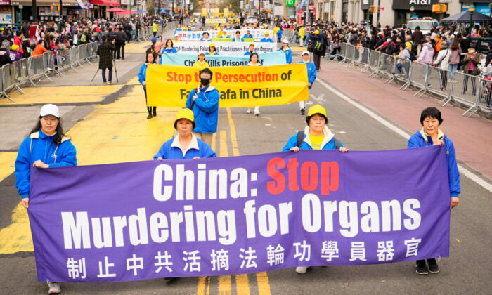 Practicantes de Falun Gong participan en un desfile en Flushing, Nueva York, el 23 de abril de 2022, para conmemorar el 23º aniversario de la apelación pacífica de 10,000 practicantes un día 25 de abril en Beijing. (Larry Dye/The Epoch Times)