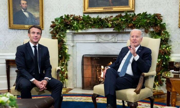 El presidente de Estados Unidos, Joe Biden, y el presidente francés, Emmanuel Macron (de), se reúnen en el Despacho Oval de la Casa Blanca en Washington el 1 de diciembre de 2022. (Doug Mills/Pool/Getty Images)