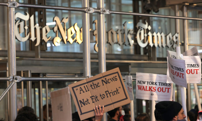 Empleados del New York Times realizan una manifestación frente a la sede del New York Times mientras participan en una huelga en la ciudad de Nueva York, el 8 de diciembre de 2022. (Michael M. Santiago/Getty Images)
