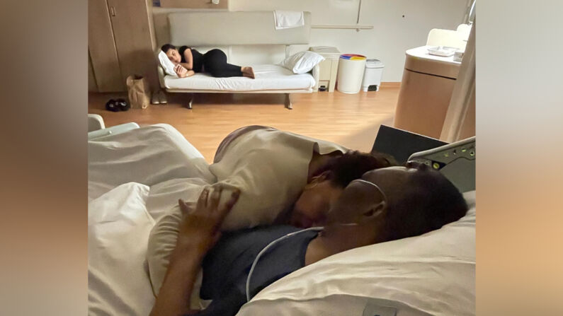 En esta foto compartida por Kely Nascimento en Instagram la noche del 23 de diciembre de 2022, se ve a la familia de Pele apoyándolo en el hospital. (Cortesía de Kely Nascimento/Instagram)
