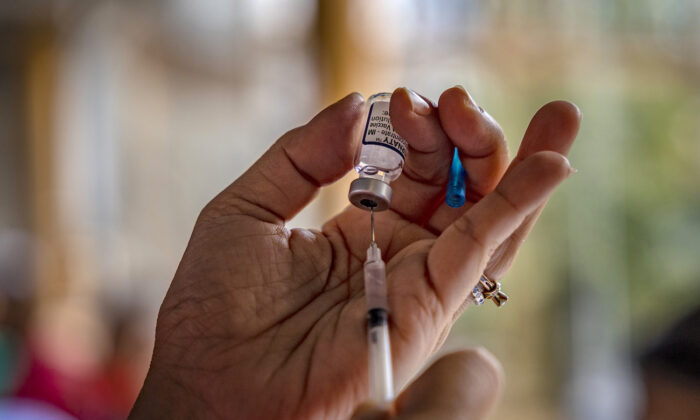 Un empleado de la salud prepara una dosis de la vacuna Pfizer BioNTech contra COVID-19 en una imagen de archivo. (Ezra Acayán/Getty Images)