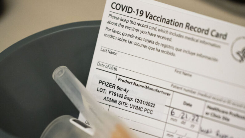 Dosis de la vacuna Covid-19 de Pfizer y tarjetas de registro de vacunación esperan a los pacientes pediátricos en el Centro Médico UW - Roosevelt en Seattle, Washington, el 21 de junio de 2022. (David Ryder/Getty Images)