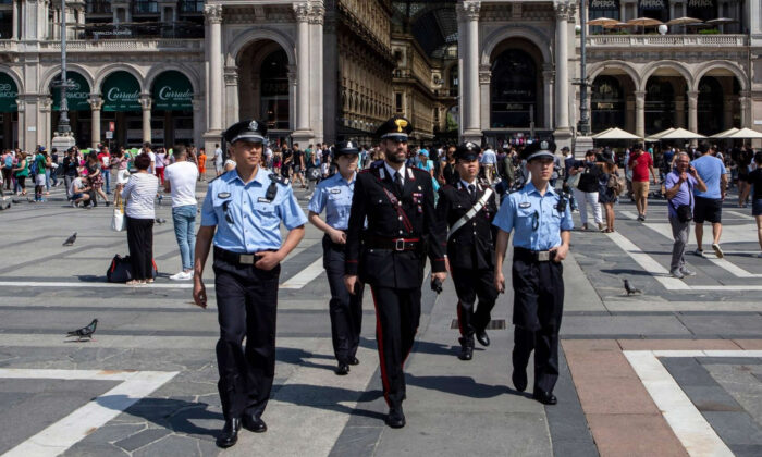 Carabinieri italianos y policías chinos patrullan juntos en Milano en 2018. (Emanuele Cremaschi/Getty Images)