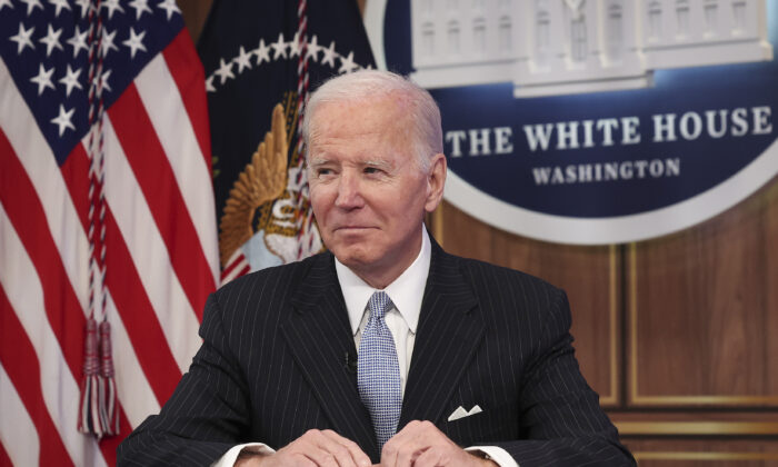 El presidente Joe Biden mira hacia los periodistas mientras gritan preguntas durante un acto en Washington el 18 de noviembre de 2022. (Win McNamee/Getty Images)