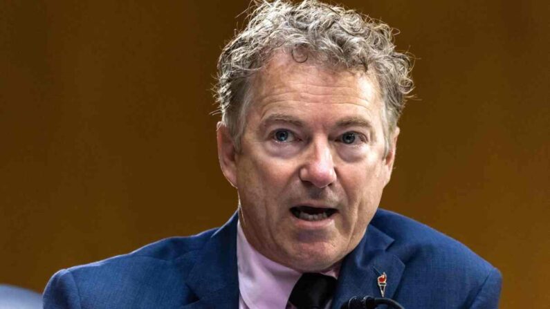 El senador estadounidense Rand Paul en una audiencia del Senado en el Capitolio de Estados Unidos en Washington el 11 de mayo de 2021. (Jim Lo Scalzo/Pool/AFP vía Getty Images)
