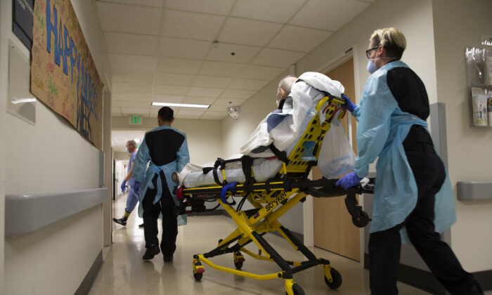 Un paciente es trasladado en el Centro Médico Harborview en Seattle, Washington, el 6 de mayo de 2020. (Karen Ducey/Getty Images)