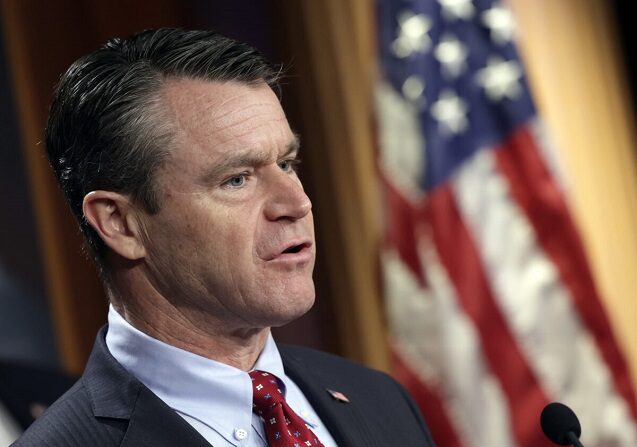 El senador Todd Young (R-Ind.) habla sobre la economía durante una conferencia de prensa en el Capitolio de EE. UU. en Washington el 4 de mayo de 2022. (Kevin Dietsch/Getty Images)
