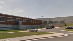 Funcionario escolar de Loudoun mintió sobre agresión sexual a adolescente en un baño, dice jurado
