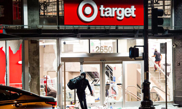 Un saqueador roba una tienda Target en Oakland, California, en una fotografía de archivo. (Josh Edelson/AFP a través de Getty Images)