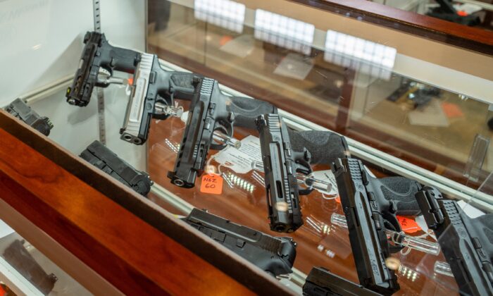 HOUSTON, TEXAS - Armas de mano en una tienda de Houston, Texas, el 9 de septiembre de 2022. (Brandon Bell/Getty Images)