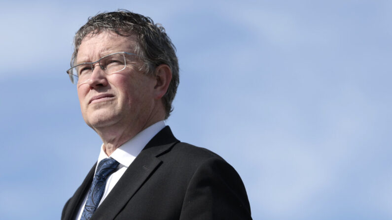 El representante Thomas Massie (R-Ky.) en Washington el 8 de marzo de 2022. (Anna Moneymaker/Getty Images)