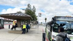 Abandonan a centenares de inmigrantes ilegales en paradas de autobús de San Diego, dice supervisor local