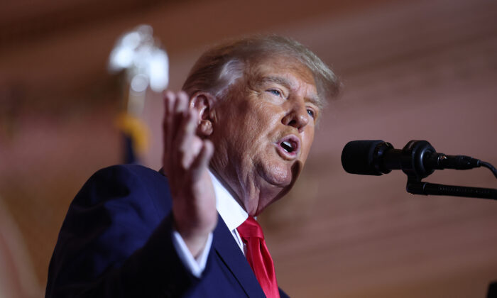 El expresidente de Estados Unidos, Donald Trump, habla en Palm Beach, Florida, el 15 de noviembre de 2022. (Joe Raedle/Getty Images)