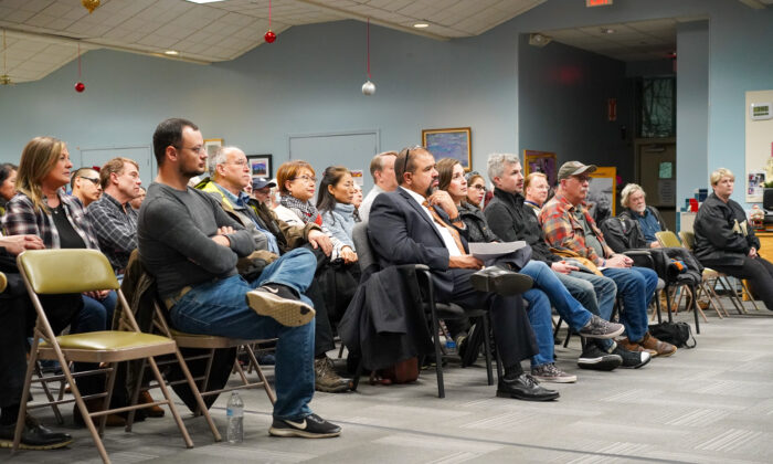 Los asistentes escuchan en el seminario "Wake Up to CCP Threat" en Middletown, NY, el 8 de diciembre de 2022. (Cara Ding/The Epoch Times)
