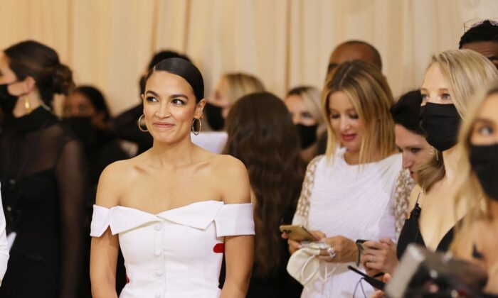 Alexandria Ocasio-Cortez asiste a la Gala Met 2021 titulada Celebración en Estados Unidos: un Léxico de la Moda en el Museo Metropolitano de Arte de Nueva York el 13 de septiembre de 2021. (Mike Coppola/Getty Images)