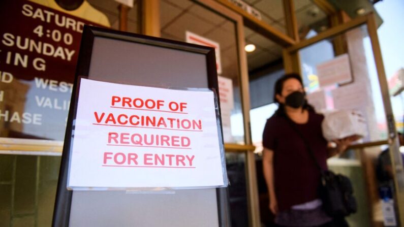 En el exterior de Langer's Deli en Los Ángeles, California, el 7 de agosto de 2021, un cartel indica que se requiere un comprobante de vacunación contra Covid-19. (Patrick T. Fallon/AFP vía Getty Images)