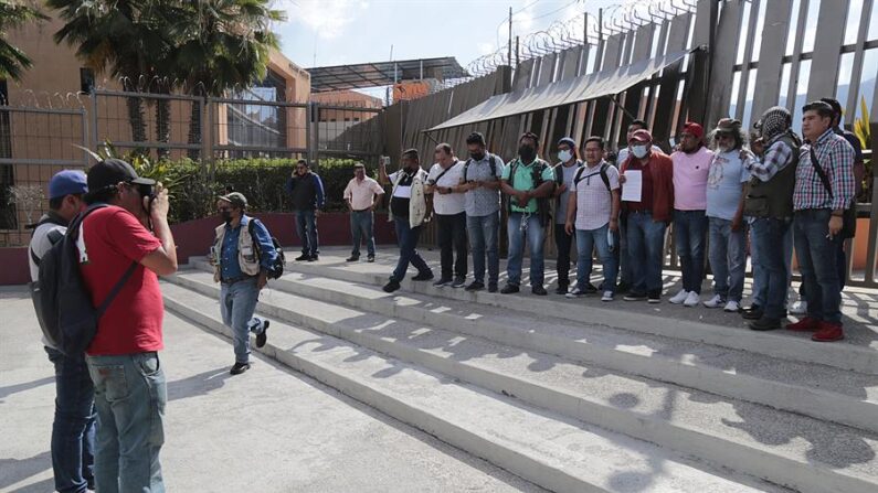 Periodistas protestan el 10 de enero de 2023, al exterior de la Fiscalía General de la República, en el municipio de Chilpancingo, en el estado de Guerrero (México). EFE/José Luis de la Cruz