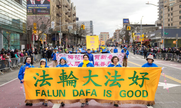Practicantes de Falun Gong participan en el Desfile del Año Nuevo Chino en Flushing, Nueva York, el 21 de enero de 2023 (Samira Bouaou/The Epoch Times)