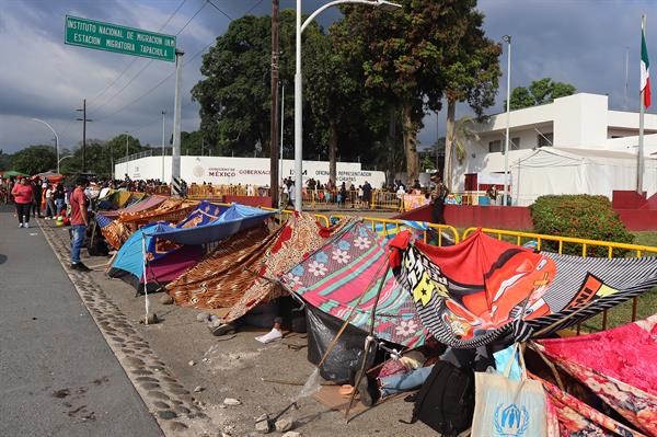 Grupos de personas migrantes instalan un campamento improvisado en el exterior de las instalaciones del Instituto Nacional de Migración (INM), en Tapachula, estado de Chiapas (México), el 3 de enero de 2023. EFE/ Juan Manuel Blanco