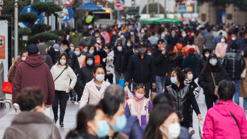 Personas con mascarillas caminan por la calle Nanjing, en Shanghai, China, el 11 de diciembre de 2022. (Hu Chengwei/Getty Images)