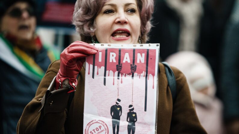 Una mujer protesta contra las ejecuciones en Irán en una manifestación en Berlín (Alemania) el 10 de diciembre de 2022. EFE/EPA/Clemens Bilan