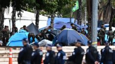 La policía de Brasil desaloja campamento de manifestantes pro-Bolsonaro y detiene a más de 1200 personas