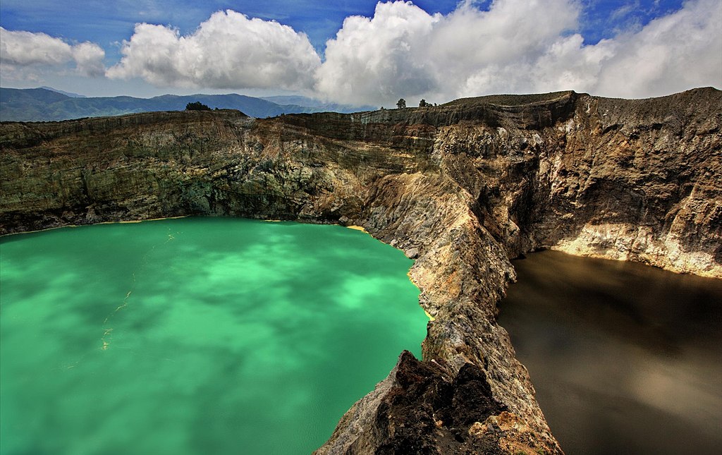  Los lagos del cráter Kelimutu, isla de Flores, Indonesia, cambian de color (Neil, WWW.NEILSRTW.BLOGSPOT.COM / Wikimedia CCA 2.0 G)