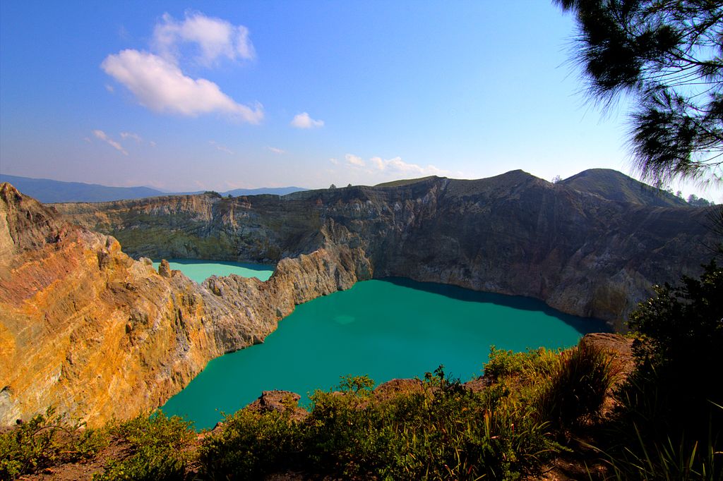 Los lagos del cráter oriental del monte Kelimutu en Flores, Indonesia. (Michael Day / Wikimedia)