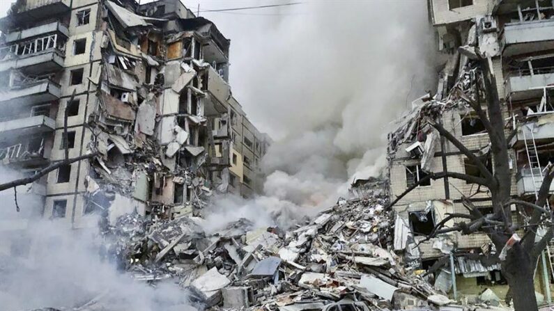 Daños en un edificio residencial alcanzado este sábado por los bombardeos en Dnipró, sureste de Ucrania. EFE/EPA/Administración Regional Militar