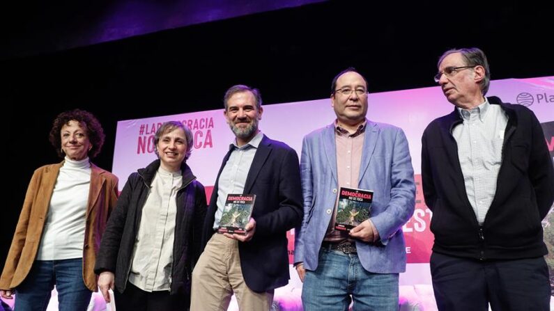 El consejero presidente del (INE), Lorenzo Córdova (c); el consejero del (INE) Ciro Murayama (2d); la periodista Carmen Aristegui (2i) y los exconsejeros del (INE) Jacqueline Peschard (i) y Jose Woldenberg (d) posan durante la presentación del libro "La Democracia no se toca", el 30 de enero de 2023, en la Ciudad de México (México). EFE/ Isaac Esquivel