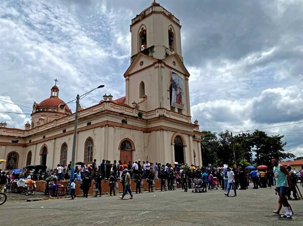 Fotografía de archivo,  en la que se registró a varios agentes antidisturbios de la policía nacional de Nicaragua al vigilar la entrada principal de la iglesia de San Jerónimo, durante una misa, en Masaya, Nicaragua. (EFE/Stringer)
