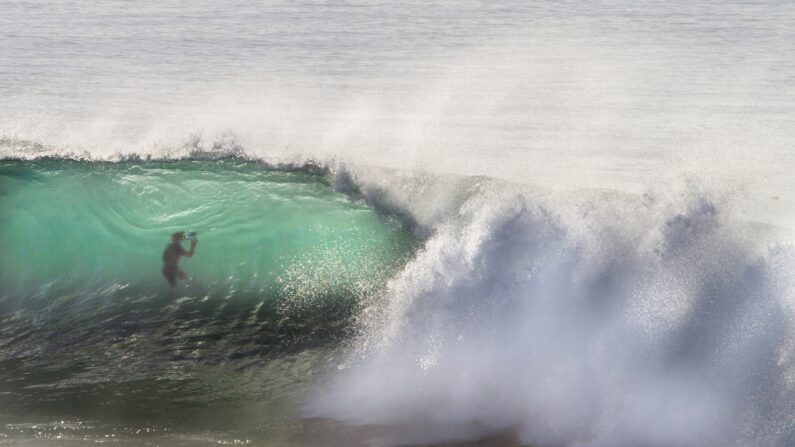 Se puede ver a un surfista dentro de esta ola rompiendo. (Cortesía de Terence Pieters)