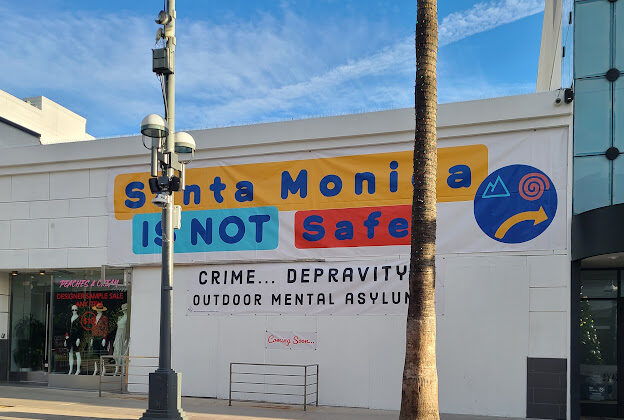 Vuelve la pancarta "Santa Mónica no es segura" y se preven más