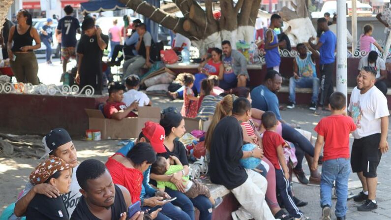 Migrantes permanecen el 20 de enero de 2023 en la plaza principal en la Ciudad de Tapachula, en el estado de Chiapas (México). EFE/Juan Manuel Blanco