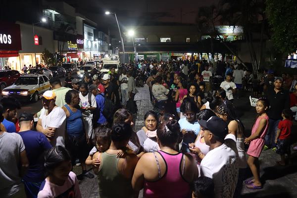 Migrantes hacen fila para recibir alimentos, en la ciudad de Tapachula, estado de Chiapas (México). EFE/Juan Manuel Blanco
