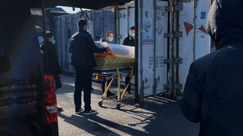 Un ataúd es cargado desde un carro fúnebre a un contenedor de almacenamiento en el crematorio y funeraria Dongjiao, uno de los varios de la ciudad que se ocupa de los casos de COVID-19, en Pekín, China, el 18 de diciembre del 2022. (Getty Images)