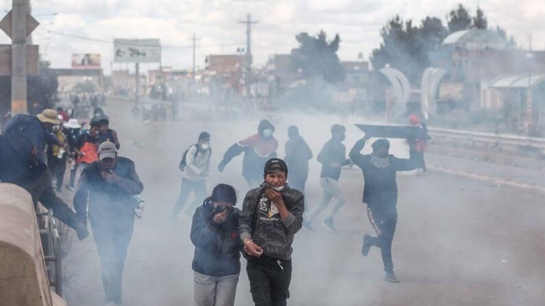 Fotografía de archivo de enfrentamientos entre manifestantes y la policía, en Juliaca (Perú). EFE/ Aldair Mejía