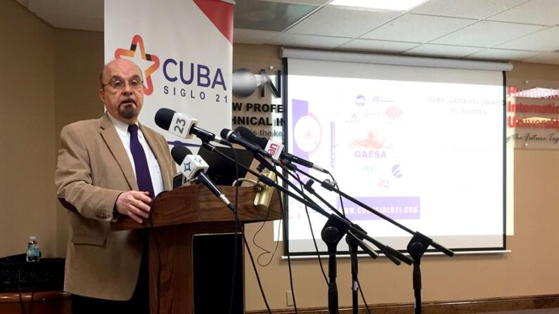 El analista e historiador Juan Antonio Blanco habla durante la primera conferencia de prensa de la recién creada entidad Cuba Siglo 21, el 17 de enero de 2023, en la Universidad Humbolt en Miami, Florida (EE.UU.). EFE/ Ana Mengotti