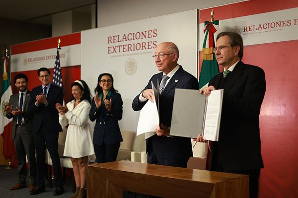 El embajador de Estados Unidos en México, Ken Salazar (c), y el embajador de México en Estados Unidos, Esteban Moctezuma (d), durante la firma de un convenio en la Ciudad de México (México), el 17 de enero de 2022. EFE/ Secretaría De Relaciones Exteriores
