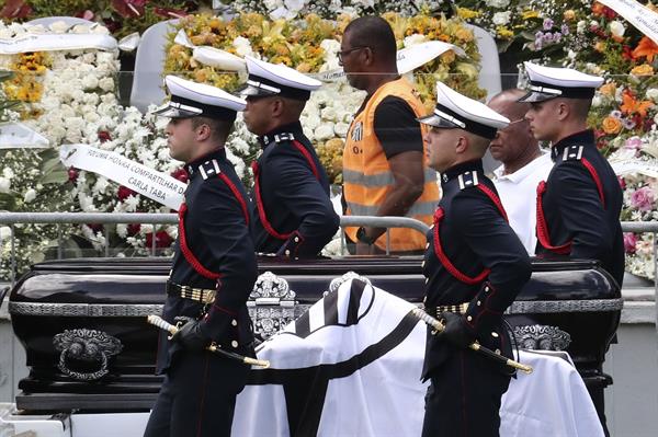 Miembros de una guardia de honor cargan el féretro con el cuerpo de la leyenda del fútbol Edson Arantes do Nascimento 'Pelé, tras finalizar su velatorio en el estadio Vila Belmiro en la ciudad de Santos (Brasil). EFE/ Sebastiao Moreira
