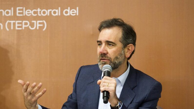 El presidente del Instituto Nacional Electoral (INE) de México, Lorenzo Córdova, participa en una conferencia de prensa el 31 de enero de 2023, en la ciudad de Monterrey, Nuevo León (México). EFE/ Gabriela Pérez