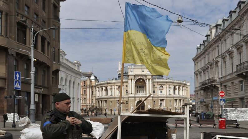 Imagen de archivo de un soldado ucraniano de guardia en un puesto de control en el centro de ciudad de Odesa. EFE/Manuel Bruque