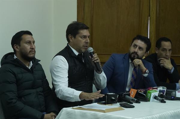 El abogado Martín Camacho (2i) y el jurista Juan Carlos Camacho (2d), defensa del gobernador de Santa Cruz Luis Fernando Camacho, fueron registrados este miércoles, 11 de enro, durante una rueda de prensa, en La Paz (Bolivia). EFE/Javier Mamani
