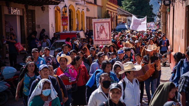 Indígenas protestaron y marcharon rumbo a la Plaza de la Paz, el 25 de enero de 2023 en San Cristóbal de Las Casas, en el estado de Chiapas (México). EFE/Carlos López