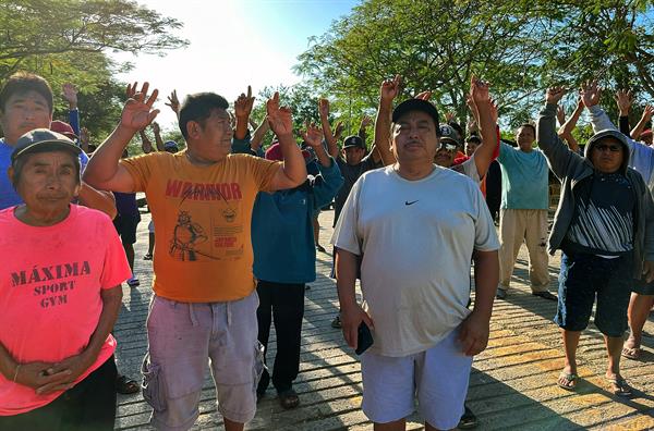 Manifestantes indígenas bloquean una carretera de acceso a la zona arqueológica de Chichén Itzá el 8 de enero de 2023, en la comunidad de Xcalakoop, ciudad de Mérida, Yucatán (México). EFE/Martha López
