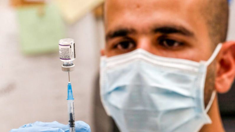 Un trabajador sanitario en Israel prepara una dosis de la vacuna de Pfizer-BioNTech en una foto de archivo. (Getty Images / Ahmad Ghababli/AFP)