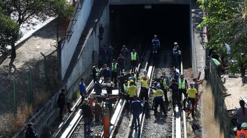 Fotografía de archivo donde se observa al personal de protección civil mientras laboran en la zona tras un choque por alcance de vagones en un túnel de la Línea 3 del metro, en la Ciudad de México (México). EFE/Sáshenka Gutiérrez