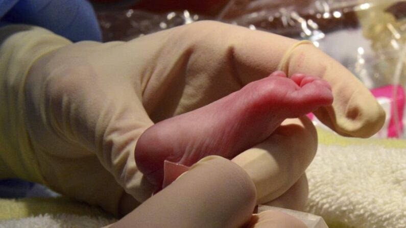 La niña, que pesaba más de seis libras (2.7 kilos), estaba envuelta en una manta, con el cordón umbilical sin cortar y rodeada de restos de la placenta de su madre, según la policía. Imagen de archivo. EFE/Martin Schutt